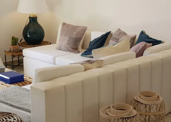 Old Village Design 3 Bedroom Townhouse بيت للعطل